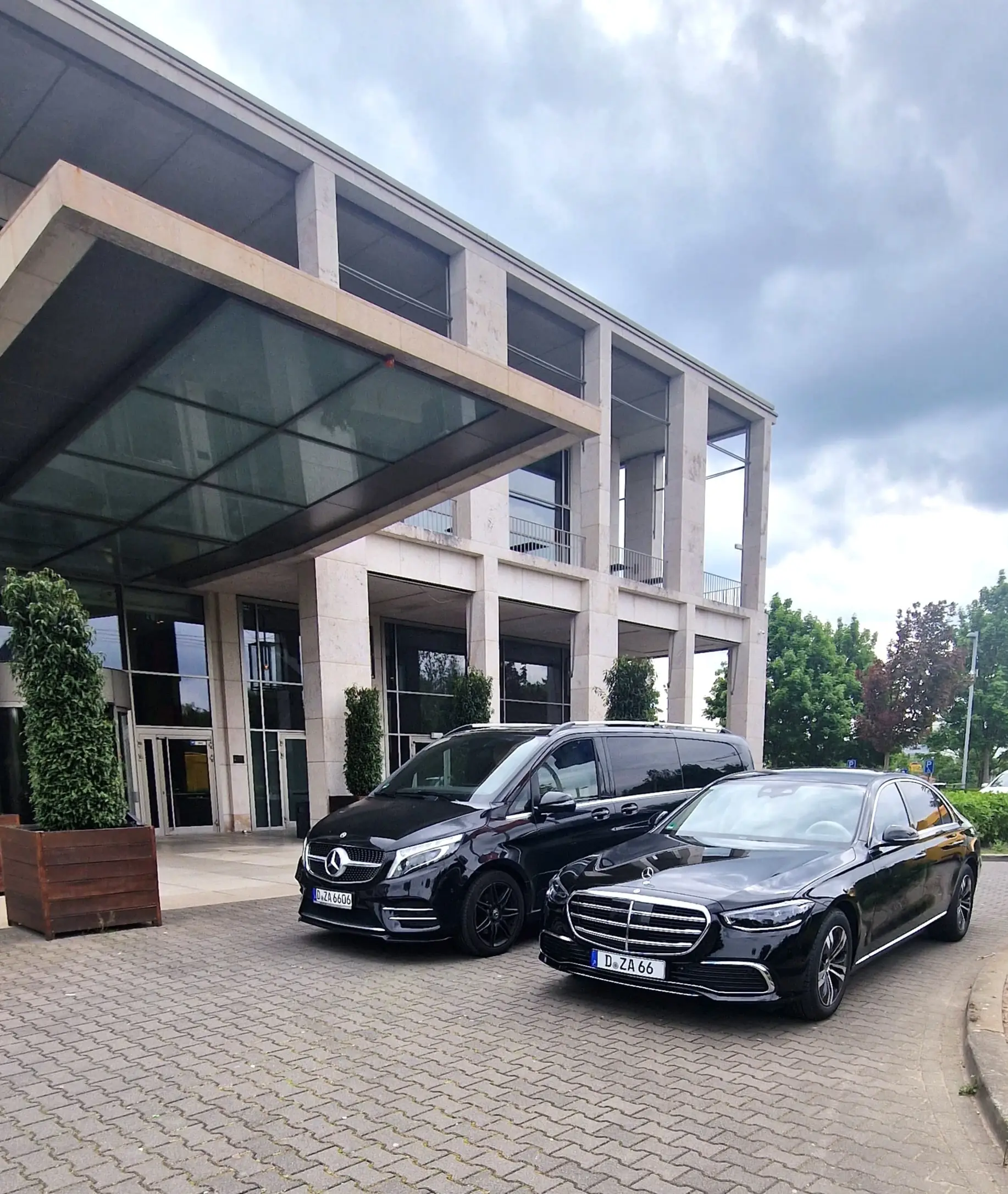 VIPSHUTTLE24 Mercedes-Benz S-Class luxury chauffeur service Düsseldorf Germany