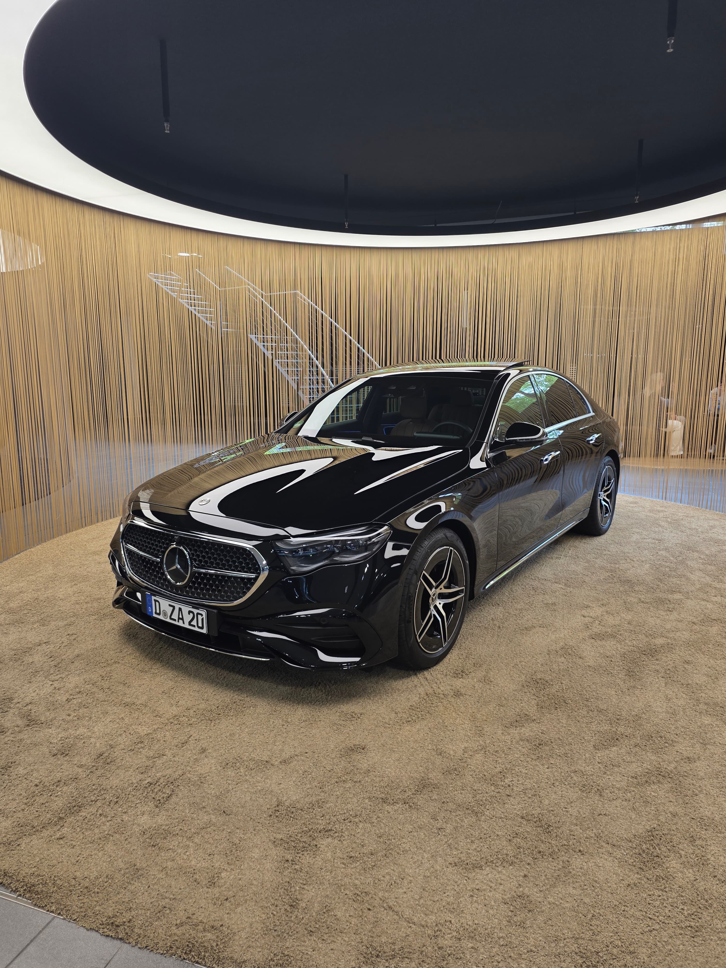 VipShuttle24 Airport Transfer Düsseldorf – Mercedes Chauffeur am Flughafen