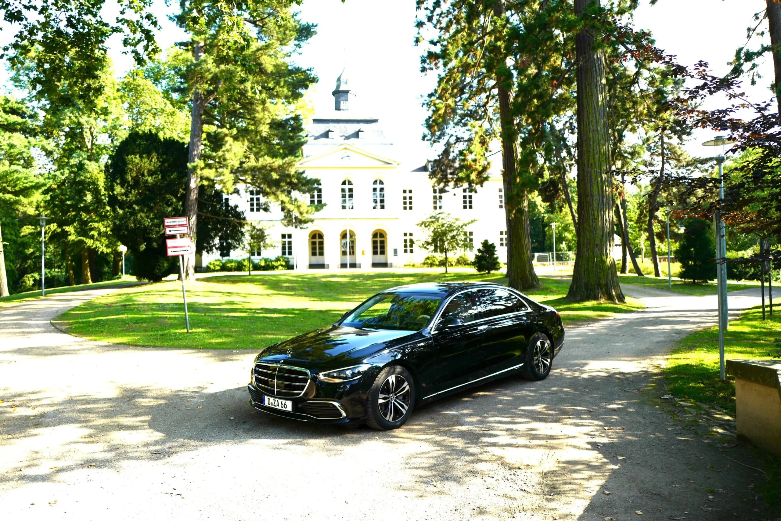 VIPSHUTTLE24 luxury sedan parked – private chauffeur service Germany